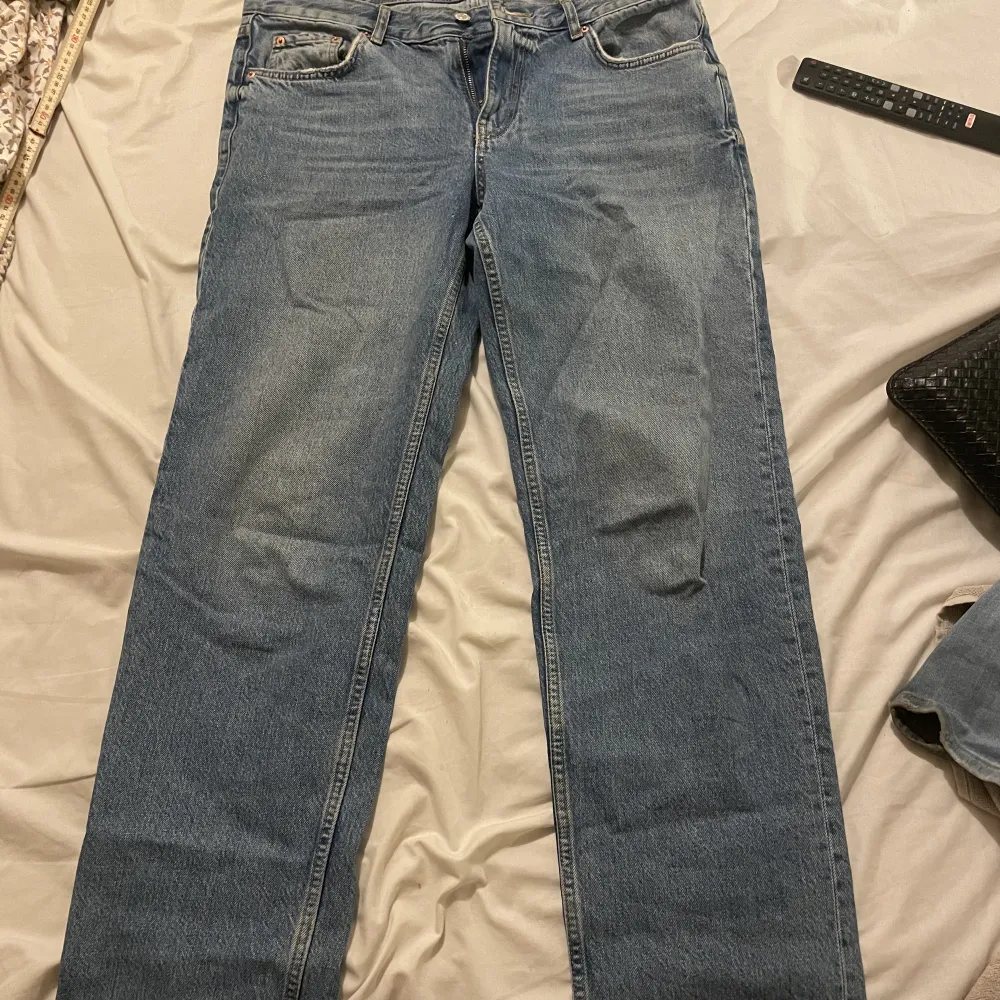 Jätte populära lågmidjade jeans från ginatricot! Såå fina men lite korta på mig som är väldigt lång därmed säljer jag! Så fina!💗💗💗 skriv om du vill ha alla mått!. Jeans & Byxor.