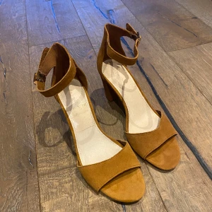 Högklackar - Bekväma senap/bruna klackar