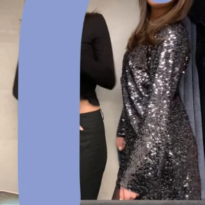 Paljettklänning - Skitsnygg paljettklänning med vida ärmar som endast är använd 1 gång. Storlek M. 