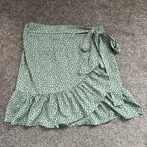 Säljer denna fina kjol då den inte används och är för stor💗 skriv för fler bilder!💌💫 frakten får man stå för själv🤗💫(priset kan även diskuteras)