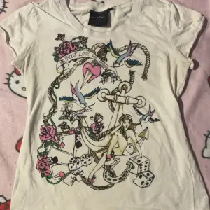 T-shirt med färgglatt motiv, som jag fick av min mamma men aldrig använt då det inte riktigt vart min stil :) Står XL i storlek men jag hade sagt mer M isf. Pris kan diskuteras !! 🩷 Skriv till mig innan köp !  (Katt finns i hemmet)