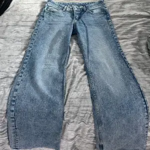 Hej!  Jag säljer dessa fina blåa lågmidjade jeans för 250kr.