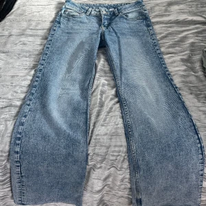 Blåa lågmidjade jeans  - Hej!  Jag säljer dessa fina blåa lågmidjade jeans för 250kr.
