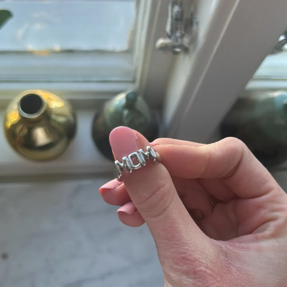 Enkel ring från shein använd 1 gång för jag använder mesta dels bara guld❣️ . Accessoarer.