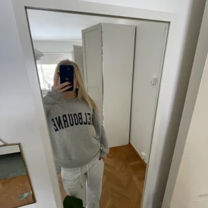Grå Sweatshirt🩶 - En superfin sweatshirt i storlek S som inte längre kommer till användning💗