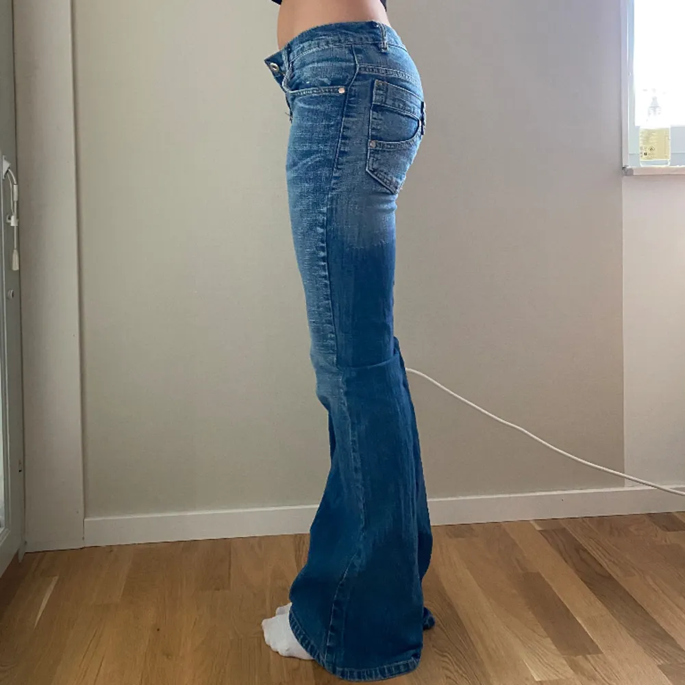 Så snygga lågmidjade jeans som tyvärr är för små för mig med storlek s 😔😔 så coola fickor!!  passar xs och xxs 💕💕💕💕  Innerbenslängd: 83 cm Midja: 69 cm. Jeans & Byxor.