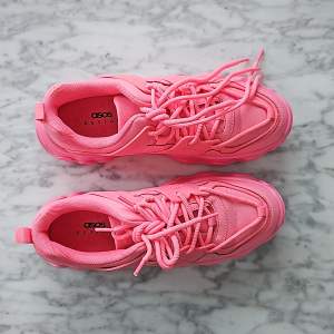 Rosa sneakers från asos. Storlek 7 i us, 40 i eu. Väldigt gott skick, har gått ute med dom på en gång