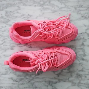 Rosa Sneakers - Rosa sneakers från asos. Storlek 7 i us, 40 i eu. Väldigt gott skick, har gått ute med dom på en gång