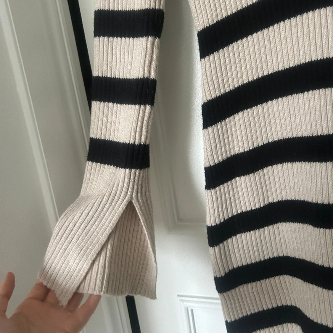 Ribbstickad klänning - 90