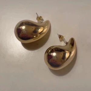 Örhängen  - Superfina och lätta örhängen. Mått ca 3x1,8 cm. Nya i förpackning.