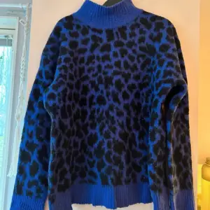 Blå stickad tröja i leopard mönster! skit häftig! storlek M från NA-KD❣️