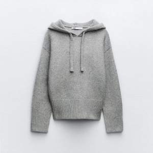 Säljer denna populära zara hoodie då den inte kommer till användning 💘 strl L men passar även M ☺️