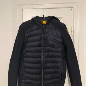 Parajumpers cardigan  - Helt oanvänd, finns inga defekter och den är i perfekt skick, använd 3-5 gngr. Fråga gärna om du har fler frågor 