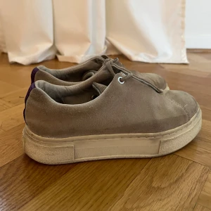 Beigea Eytys - Beigea Eytys, välanvända. Storlek 35. 300:- ex frakt. 