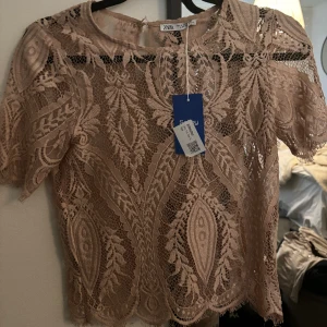 Spets topp från zara💕 - En jättefin topp från zara i spets som jag ej fått användning för men som jag köpt från Sellpy💕