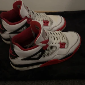 Jordan 4 Fire red  - Hej, säljer mina jordan 4 för jag vill köpa nya skor. Skorna kostar 6500kr nya. det har försvunnit lite färg och lite creasade men det går att fixa. De är lite smutsiga men tvättar de osv innan. Har äktehetsbevis och möts i Stockholm. Skriv om de ngt