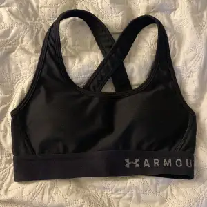 En jättefin sporttopp från Under armour i bra skick