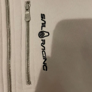 Sail racing zip hoddie - Säljer denna zip hoddien från sail racing🤍 Använd men i bra skick! Säljer pga att den inte kommer till användning, pris kan diskuteras! Nypris ca 1100kr