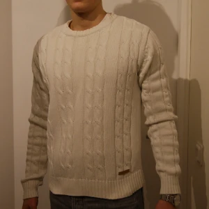 Stickad Ull Tröja - Bondelid - Stickad tröja från Bondelid med material av hög kvalié!  Den är i väldigt bra skick (inga defekter). Den är i storlek S och i färgen vitt. Vid fler frågor eller funderingar tveka inte att kontakta oss. Passa på!