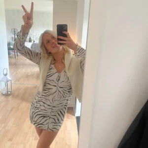 Zebramönstrad Klänning - Klänning med zebramönster från Nelly. Använd en gång 🤍🌟