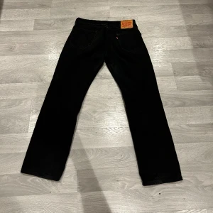 Levis 505 - Riktigt snygga Levis brallor, strl 30/30, passar mig nästintill perfekt som e runt 170. Priset är inte hugget i sten