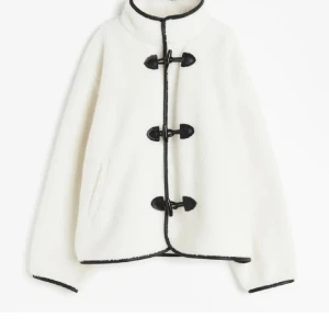 Teddyjacka - Säljer denna super fina populära Teddyjacka ifrån H&M i storlek L men sitter snyggt oversize på mig som i vanligafall brukar ha S🫶🏼 (andra bilden är lånad)