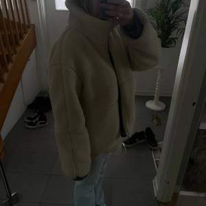 Beige teddy jacka från HM. Nypris 550kr men säljer för 500 om jag ej får bud. 