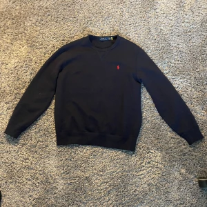 Ralph lauren tröja - Säljer denna Ralph lauren tröja. Använt fåtal gånger. Inga skador