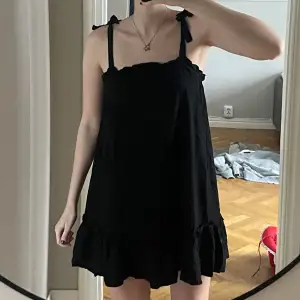 Gullig svart klänning från pieces!