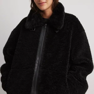 Teddyjacka - Säljer denna teddyjacka ifrån NA-KD. Helt oanvänd med lapparna kvar. Superfin och inte för tjock. Säljer då jag har en liknande och kände att jag inte kan ha två likadana. 