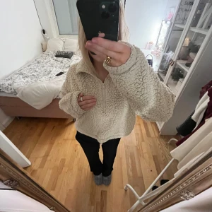 Teddyjacka - Jättefin Teddy tröja😍 super mysig och bra skick. 