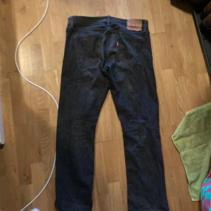 levi’s jeans 514 - Storlek 32-30, lite slitna längst ner på benen annars i bra skick.