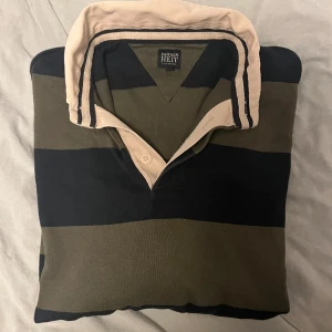 Långärmad pike - Säljer en  långärmad piké som har en vintage look. Inga skador eller liknande. Köptes utomlands