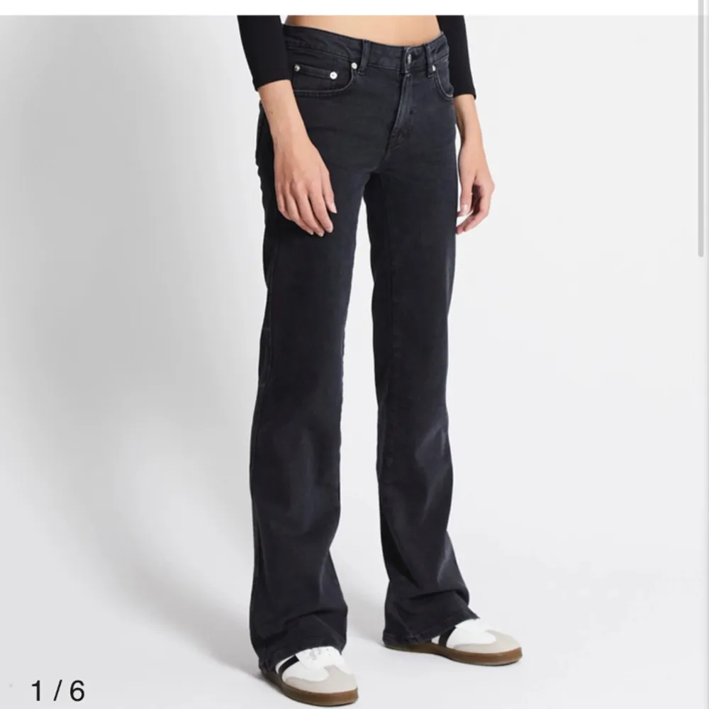 Säljer dessa jättesnygga 90s bootcut jeans i strk S/Short Lenght❤️Nypris är 400kr❤️De är knappt använda❤️Jag är 163 och de passar bra (kolla bild 3)❤️ Tryck gärna på köp nu och ställ gärna frågor💕. Jeans & Byxor.