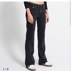 Säljer dessa jättesnygga 90s bootcut jeans i strk S/Short Lenght❤️Nypris är 400kr❤️De är knappt använda❤️Jag är 163 och de passar bra (kolla bild 3)❤️ Tryck gärna på köp nu och ställ gärna frågor💕