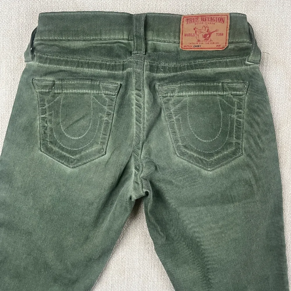 Säljer nu dessa gröna jeans från true religion som är för små för mig, jätte snygga med bootcut me en liten annorlunda grön i bootcuten!  Skriv om ni är intresserade så startar jag kanske en budgivning❤️ Kram Tyra❤️. Jeans & Byxor.