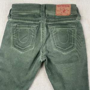 Säljer nu dessa gröna jeans från true religion som är för små för mig, jätte snygga med bootcut me en liten annorlunda grön i bootcuten!  Skriv om ni är intresserade så startar jag kanske en budgivning❤️ Kram Tyra❤️