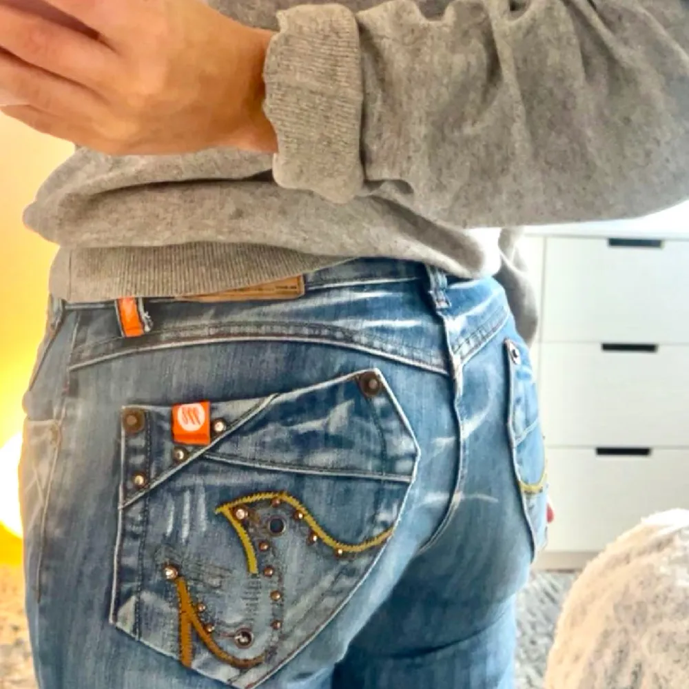 Skitsnygga lågmidjade jeans med coola detaljer!! Midjemått 35cm innerbenslängd 75cm💕💕. Jeans & Byxor.