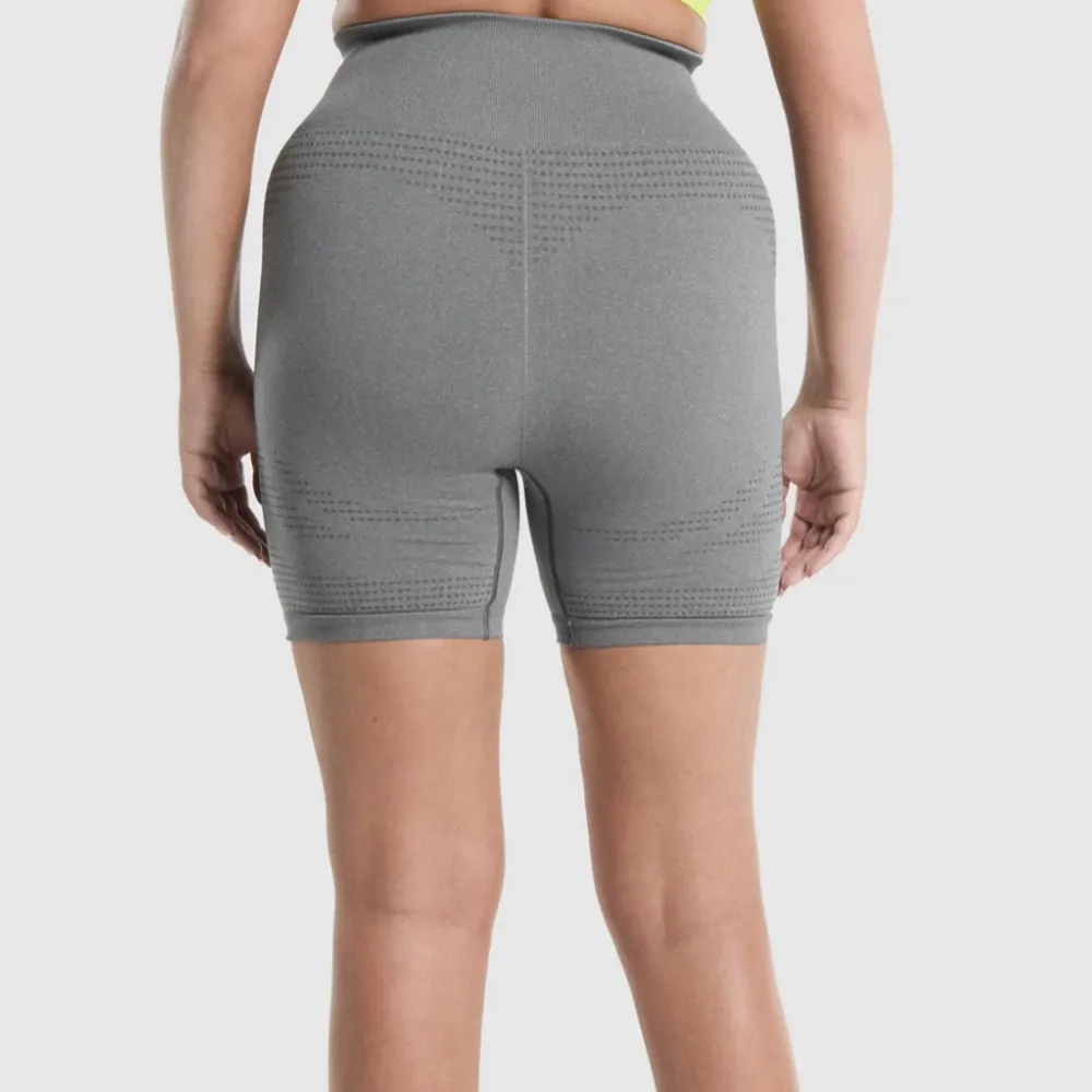 Super snygga shorts ifrån gymshark som  säljs pågrund av jag inte känner mig bekväm i shorts. De är i väldigt bra skick, använda ngn enstaka ggn. Nypris 499kr. Shorts.