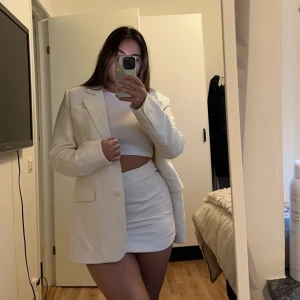  Matchande set - Det jätte snyggt set från Gina Tricot, en kavaj med matchande kjol, helt nya med prislappar kvar, säljer pågrund utan att den inte kommit till användning.  Kavajen: storlek 36 och nypris 799, kjolen är i storlek 38 och nypris 399💕