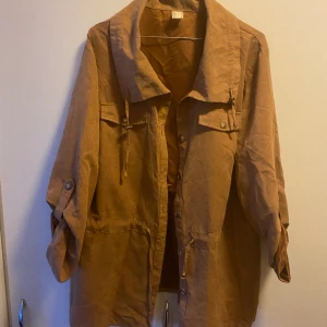 Jacka i mockaimitation - Brun tunn jacka i mockaimitation✨Står storlek 48 men skulle säga att den är som en L/XL