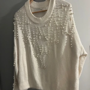 Tröja med pärlor  - Fin tröja med pärlor,i toppen skick,storlek S💕