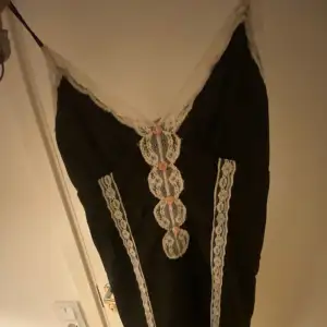 sjukt snygg klänning med gothic vibes men även lite coquette? inte använt med taggen kvar ❤️nypris 600, priset här kan diskuteras :)
