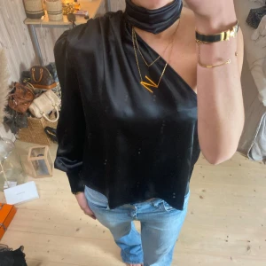 Topp - SUPERA SNYGG!! Classy och passar till så många tillfällen 