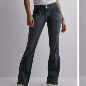Säljer dessa lågmidjade jeans från nelly! Nypris 700kr!