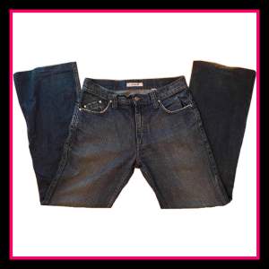Jag säljer dessa snygga bootcut/Baggy jeans då dem inte används längre. Använt men fint skick! Skriv gärna vid frågor eller fler bilder!💗
