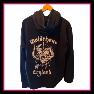 Motörhead hoodie🩷 - Jag säljer min fina motörhead hoodie då den inte kommer till användning. Använd Max 3 gånger så väldigt fint skick! Skriv gärna vid frågor eller fler bilder!💗