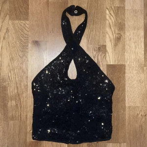 Glitter- paljettopp - Jättefin topp med dragkedja i ryggen, jättebra skick, använd 1 gång, storlek xs