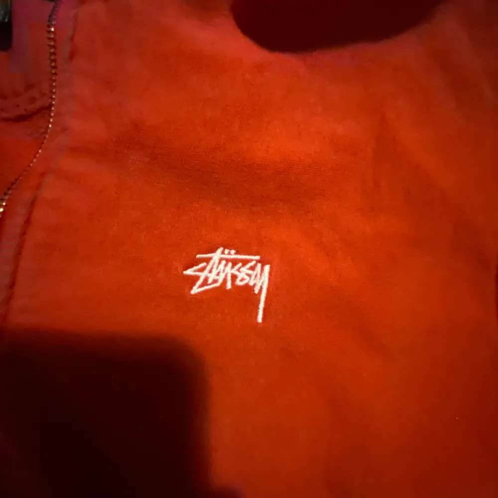 En riktigt fin stussy tröja, litet hål. Ganska använd men hyfsat bra skick ändå. Köpte på selvage i Kalmar helt ny. Kan sänka priset. Hoodies.