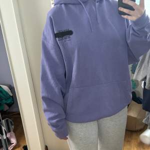 Hej! Säljer denna hoddie från  NEW YORKER, köpte den för och ha som overzise🤩